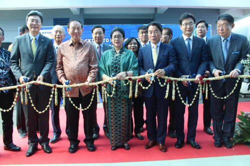 9일 인도네시아 치카랑 산업단지에 위치한 CKD-OTTO 항암제 공장 준공식에서 참석자들이 테이프 커팅을 하고 있다. 백인현 CKD-OTTO 대표(오른쪽부터), 원희목 한국제약바이오협회 회장, 이장한 종근당 회장, 닐라 파리드 모에로에크 인도네시아 보건복지부 장관, 지미 수다르타 멘사그룹 회장, 김창범 주인도네시아 한국대사.  종근당 제공